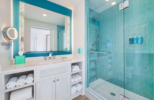 I-435 West KC-KS Hotel | Room with Vibrant Décor, Private Patio - w/Live Entertainment