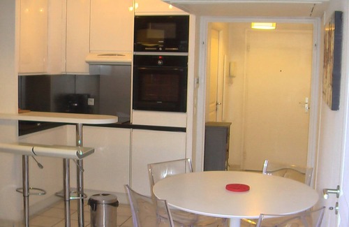 Le Suquet Apartment | rooms 40 m² 100 m from the beach and harbor 5 minutes from the Croisette Luxury building