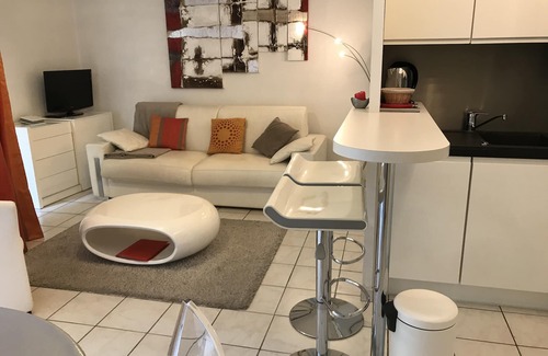 Le Suquet Apartment | rooms 40 m² 100 m from the beach and harbor 5 minutes from the Croisette Luxury building