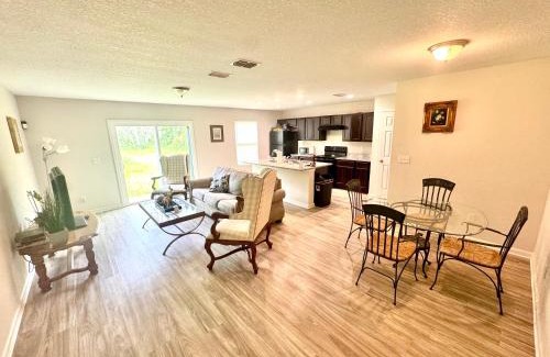 Northside Apartment | Rooms by Month JAX Airport & Zoo