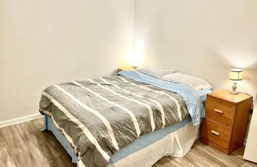 Northside Apartment | Rooms by Month JAX Airport & Zoo