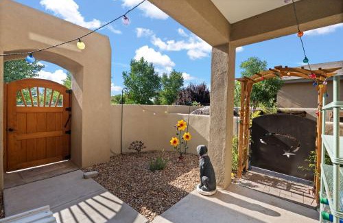 Vecinos Del Bosque House | Rooms nr Old Town-Bosque Trails