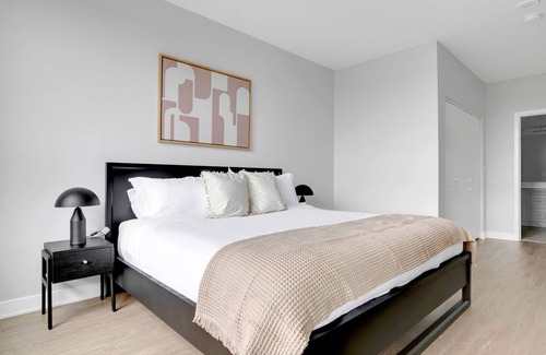 Arlington Heights Apartment | Roomy Arlington Heights 2BR w/ Gym & W/D, near I-90, by Blueground