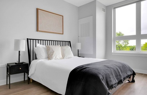 Arlington Heights Apartment | Roomy Arlington Heights 2BR w/ Gym & W/D, near I-90, by Blueground