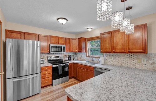 Lake Harmony Estates Ski Chalet | roomy CHALET-3 mts WALK2LAKE w/LINENS/FIREPIT/HOTTUB/GAMES/BB&JACK FROST Ski mts