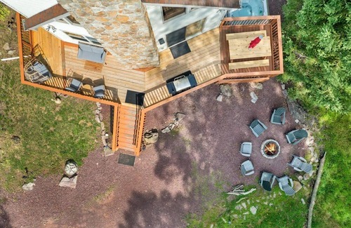 Lake Harmony Estates Ski Chalet | roomy CHALET-3 mts WALK2LAKE w/LINENS/FIREPIT/HOTTUB/GAMES/BB&JACK FROST Ski mts