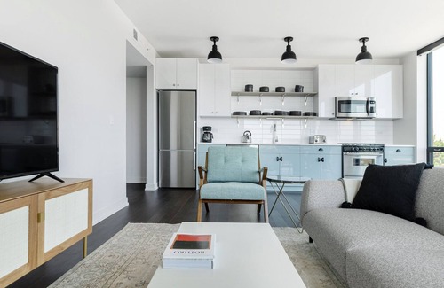 North Center Apartment | Roomy Ravenswood 2BR w/Rooftop, BBQ, next to Brown line, by Blueground