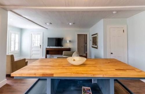 Fort Payne House | Roomy Retreat close to parks, camps, camping. Walk to quaint shops & VFW.