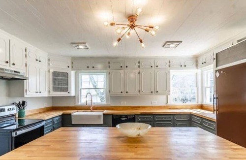 Fort Payne House | Roomy Retreat close to parks, camps, camping. Walk to quaint shops & VFW.