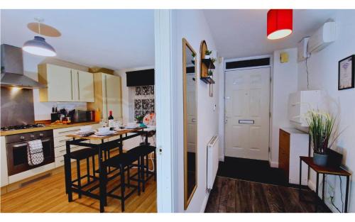 Telford House | Roomy Spark Home with Parking, Garden, Wi-Fi