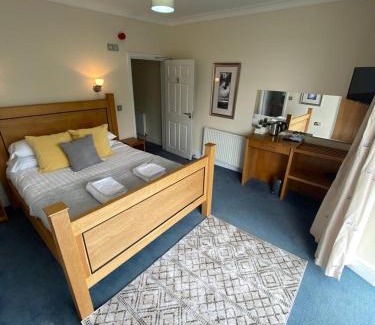 Goodwick Hotel | Rose and Crown Hotel & Hope and Anchor Bar