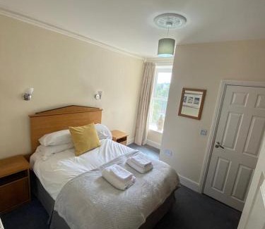 Goodwick Hotel | Rose and Crown Hotel & Hope and Anchor Bar