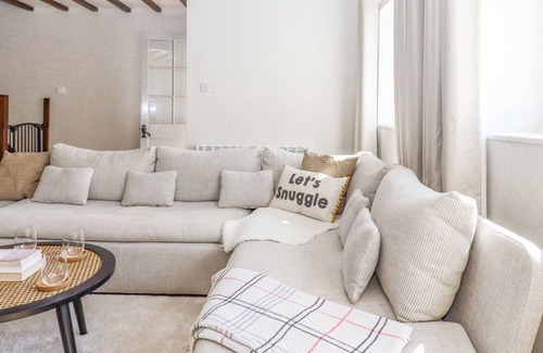 Buckerell Cottage | ROSE COTTAGE AT TREASLAKE FARM, pet friendly in Honiton