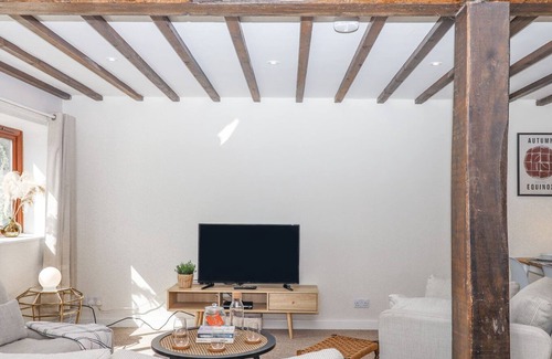 Buckerell Cottage | ROSE COTTAGE AT TREASLAKE FARM, pet friendly in Honiton