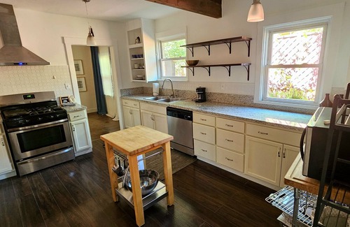 Southeastern Sacramento House | Rose House: Charming, Pet Friendly Urban Cottage
