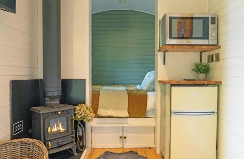Chipstead Apartment | Rose Hut Hideaway - Uk50233
