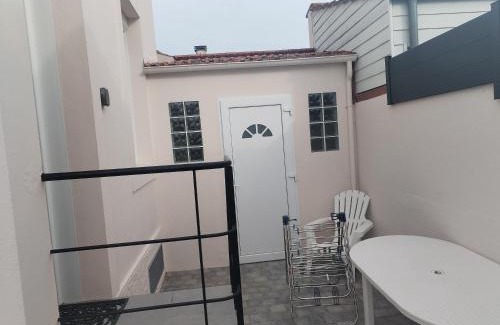 Fouras House | Rose Pompon