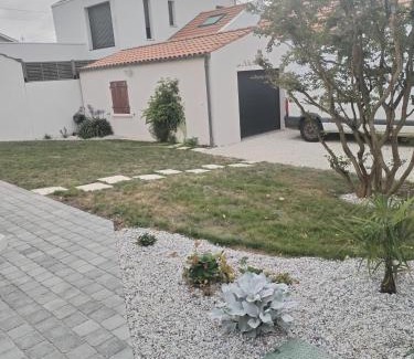 Fouras House | Rose Pompon