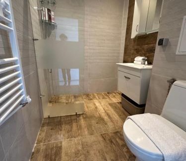 g.k. Strelbishte Apartment | Rose's apt - NEWLY REFURBISHED, South park, Free Parking, Mountain View, self check-in, close to metro, stores, family-friendly