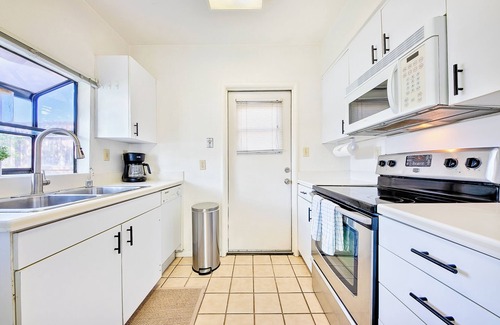 Beach Barber Tract House | Rosemont Retreat-close to beach