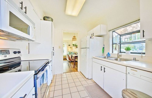 Beach Barber Tract House | Rosemont Retreat-close to beach