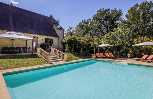 Les Eyzies Villa | Rosepeche, a villa with castle allure