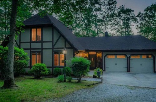 Franklin House | Rosewood Cottage Tucked Away in the Mountains