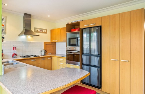 Raumati South House | Rosy Retreat - Raumati Beach Holiday Home