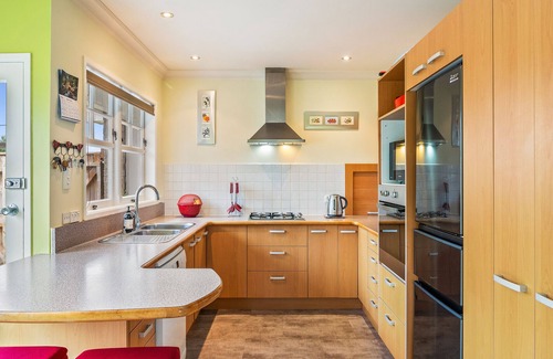 Raumati South House | Rosy Retreat - Raumati Beach Holiday Home