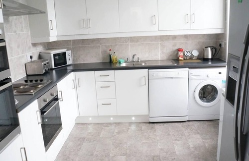 Rothesay Apartment | Rothesay - Apartment - Sleeps9 - PetsOK - Parking