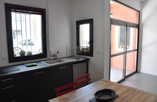 Meze Apartment | Rouge Pompon