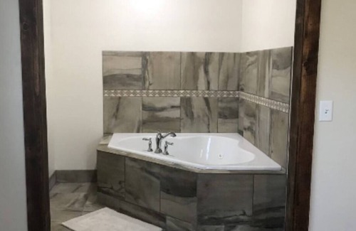 Leavittsburg House | Route 5 * Comfortable * WIFI * Hot Tub