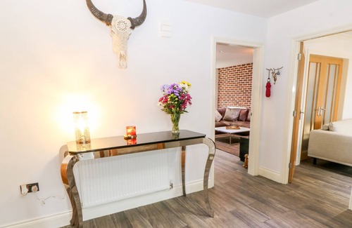 Millhouse Green Cottage | ROWAN HOUSE, pet friendly, with hot tub in Millhouse Green