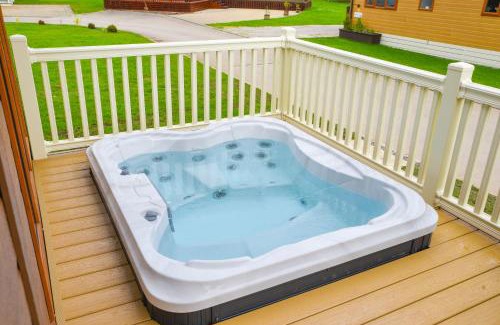 Malton House | Rowan Lodge with Hot Tub