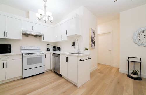 Regional District of Nanaimo House | Royal Pacific Suite - modern, clean, spacious retreat.