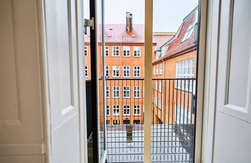 Indre By Apartment | Royal Residence – 2BR by Amalienborg