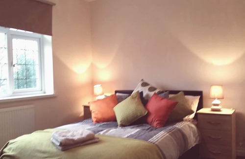 Stoke-on-Trent House | ROYAL STOKE DOUBLE ROOM EN-SUITE/NEWCASTLE/STOKE ON TRENT