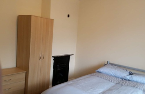 Stoke-on-Trent House | ROYAL STOKE DOUBLE ROOM EN-SUITE/NEWCASTLE/STOKE ON TRENT