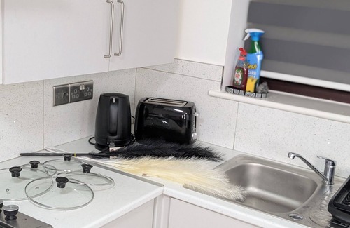 Withington Apartment | Ruby Haven, Didsbury: 15mins to Manchester Airport, Sleeps4 adults, Pet friendly