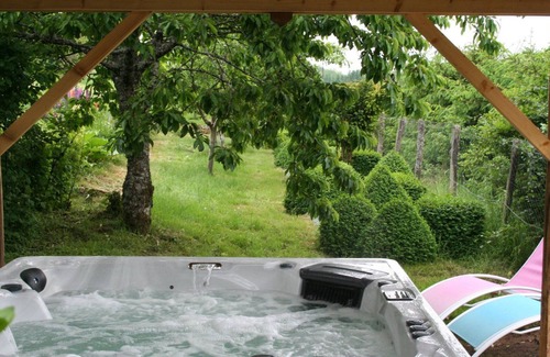 Le Clerjus Bed & Breakfast | Ruby Room: Elegance and Comfort in the Heart of Nature