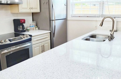 Mount Pleasant Cottage | Ruby's Cottage/Close to Beaches & Downtown