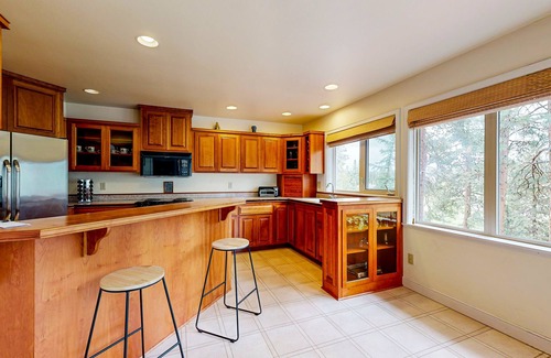Klamath Falls House | Running Y Resort home on 1st fairway with shuffleboard