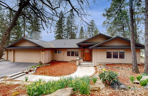 Klamath Falls House | Running Y Resort home on 1st fairway with shuffleboard