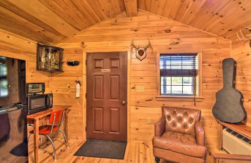 St George House | Rural Cabin Hideaway with Fire Pit and Mtn Views!