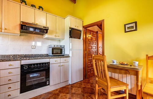 Llenin House | Rural House 'La Casita De Heidi' with Mountain Views, Private Terrace and Wi-Fi