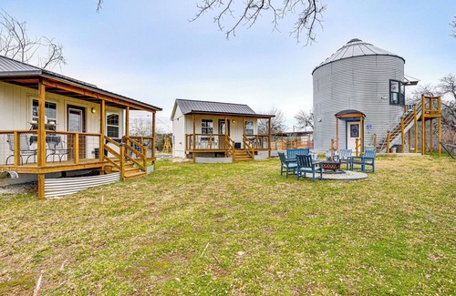 Dennis Cabin | Rural Retreat w/Water View! 9 Mi to Dtwn Granbury