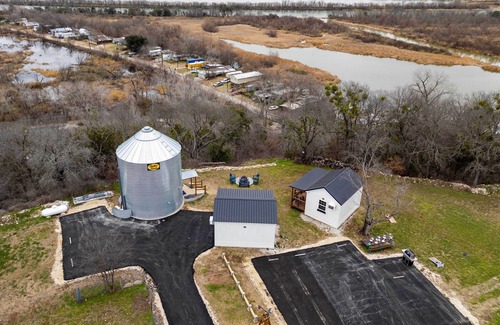 Dennis Cottage | Rural Retreat w/Water View! 9 Mi to Dtwn Granbury