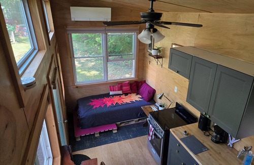 Feura Bush House | Rural Tiny Home + Hot Tub. LGBTQ-friendly!