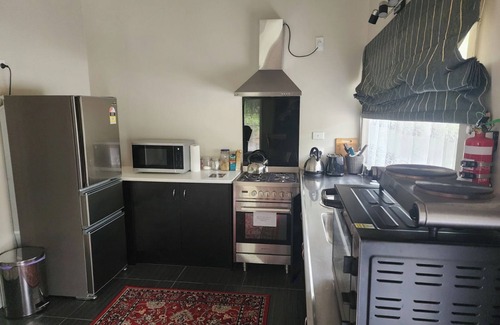 Tuateawa Cabin | Ruru Retreat - peaceful oasis set off the road, pet friendly!