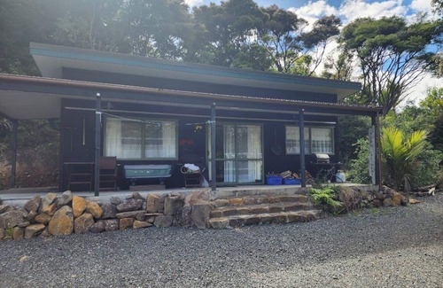 Tuateawa Cabin | Ruru Retreat - peaceful oasis set off the road, pet friendly!